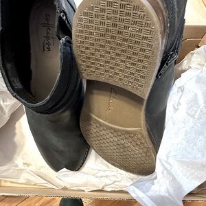 Barely worn black ankle boots with zippers